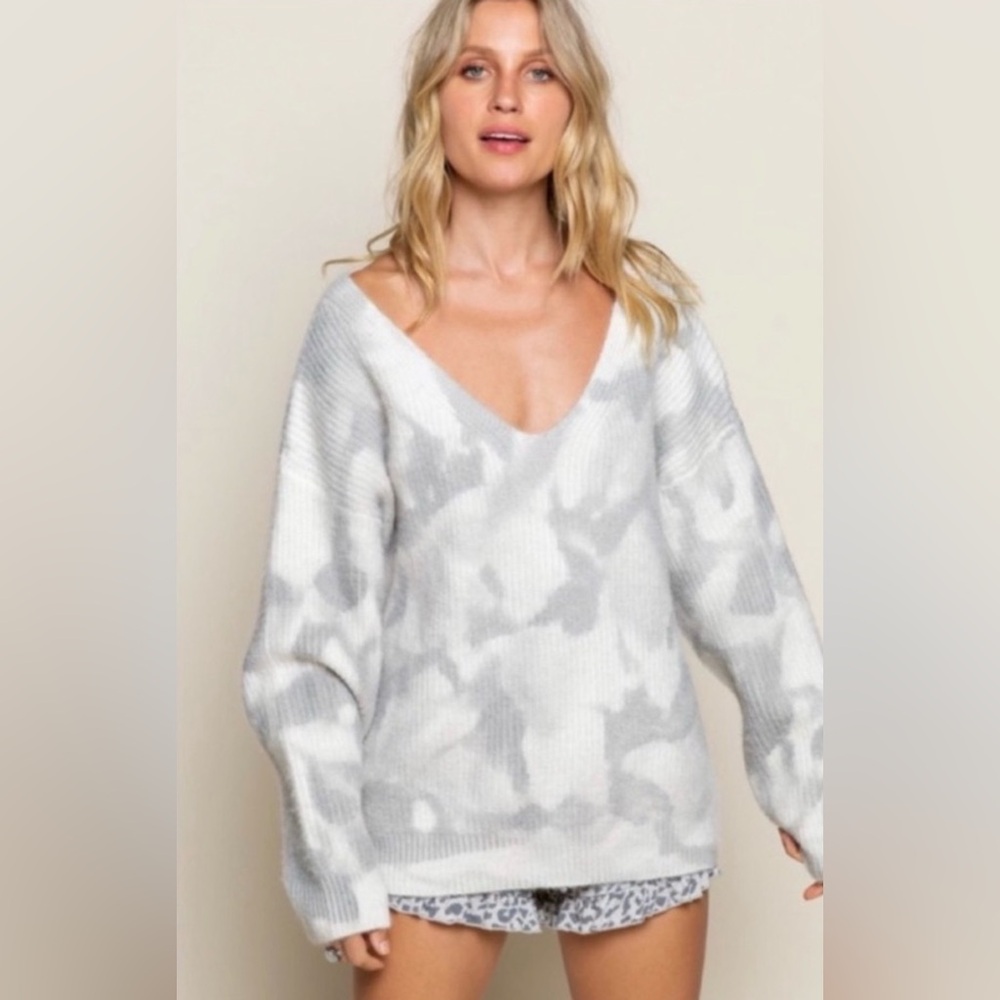 POL Women's V-Neck Sweater in Light Gray and White